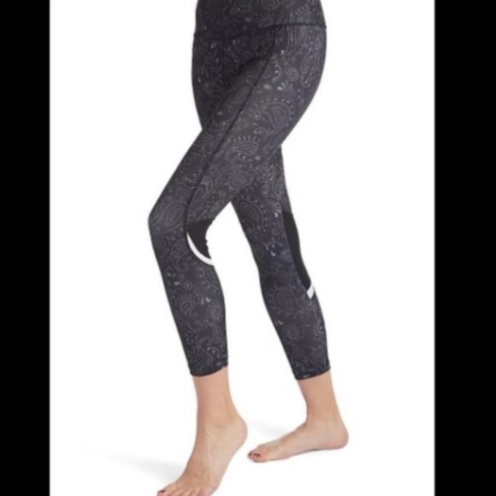 VOGO Athletica Paisley 7/8 Capri Leggings Sz. M